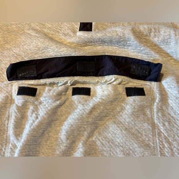 ⭐️The North Face Light Gray Hooded Pullover Sweatshirt w/Large Kangaroo Pocket⭐️ - Picture 6 of 13